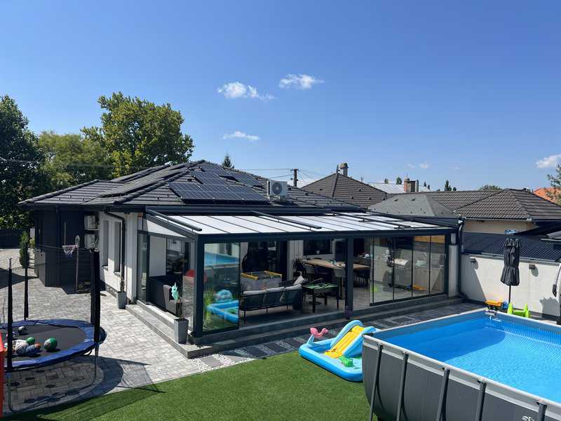 Polikarbonát terasztető és télikert, hogy egész évben használható legyen a terasz.