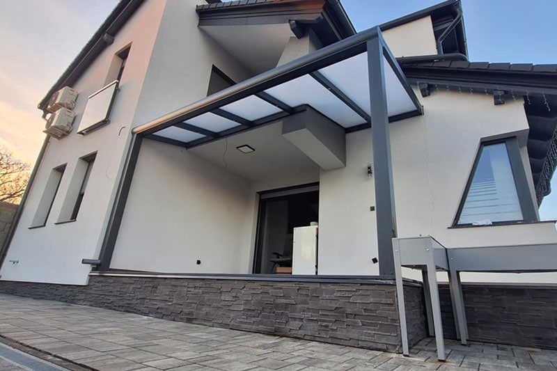 A polikarbonát előtetők praktikusan védik bejárati ajtóidat az eső és más időjárási viszontagságok ellen. Ezek az egyszerű, de tartós műanyag termékek széles választékban, fehér és szürke színekben is készülnek, így könnyedén találsz megfelelőt otthonodhoz. Ideálisak ajtók fölé, ahol tartós és esztétikus védelemre van szükség.