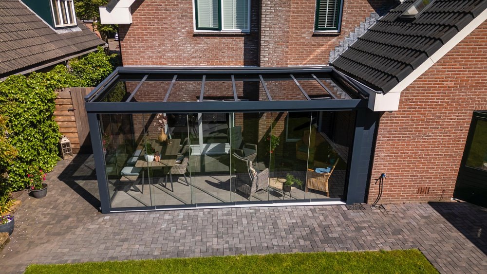 Miért érdemes a sötétített terasztető üveg mellett dönteni?