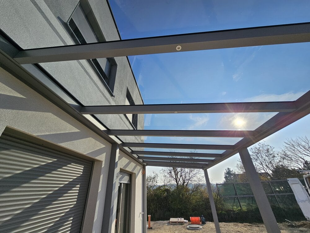 A sima üvegtetővel összehasonlítva a sötétített üvegek nagyobb UV-védelmet tesznek lehetővé, ezáltal pedig jobban védi a bőrödet és a télikert vagy terasz bútorait egyaránt. Az UV-sugárzás hatására a kárpitok kifakulhatnak, a faelemek berepedezhetnek, a műanyag pedig idővel rideggé válhat.