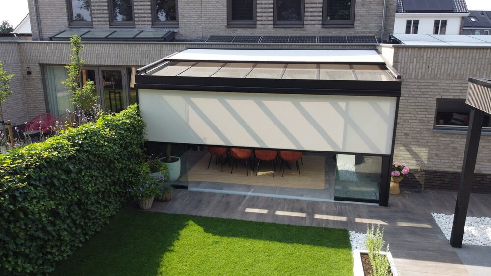 Modern terasz árnyékoló árnyékolt üvegfalas terasz felett egy családi házon