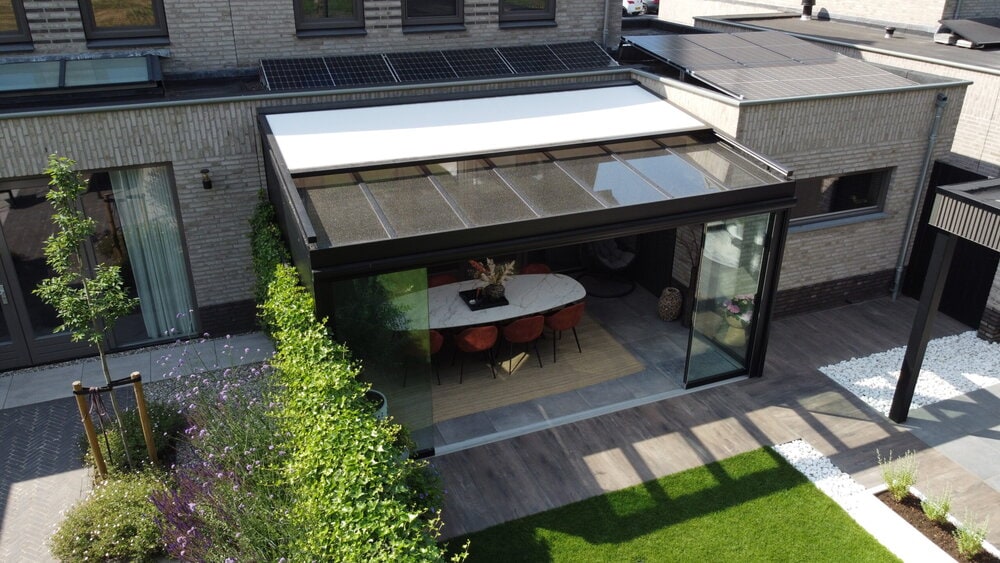 Átlátszó tetővel és terasz árnyékolóval ellátott modern kerti étkező